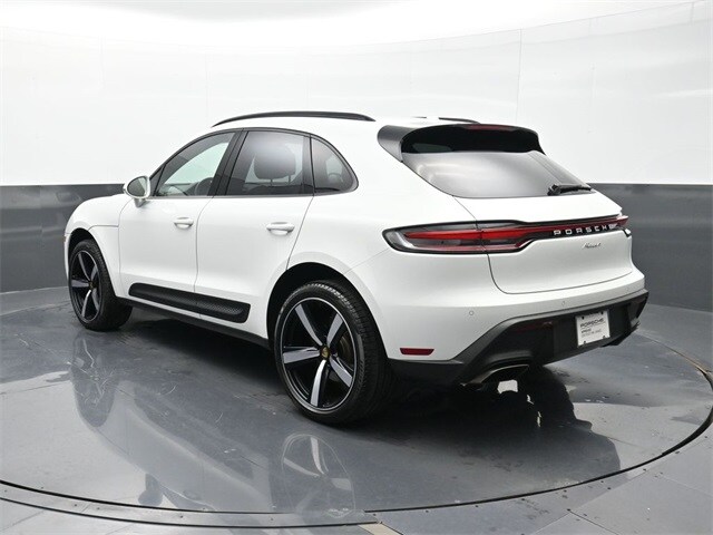 2025 Porsche Macan Base photo 3
