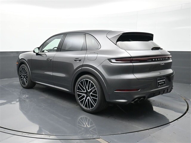 2025 Porsche Cayenne E-Hybrid Turbo photo 3