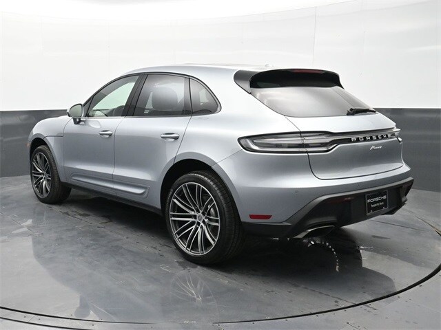 2025 Porsche Macan T photo 2