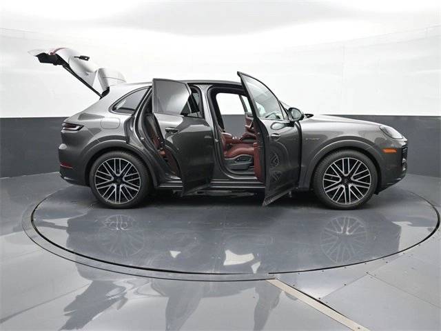 2025 Porsche Cayenne Turbo E-Hybrid - Photo 17