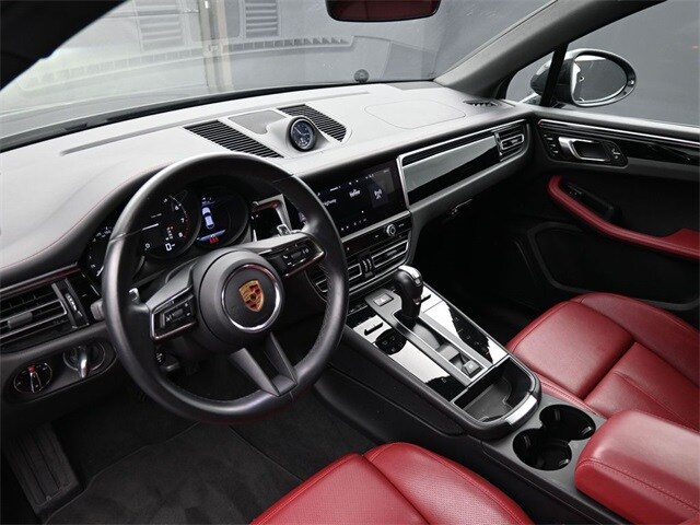 2024 Porsche Macan T photo 4