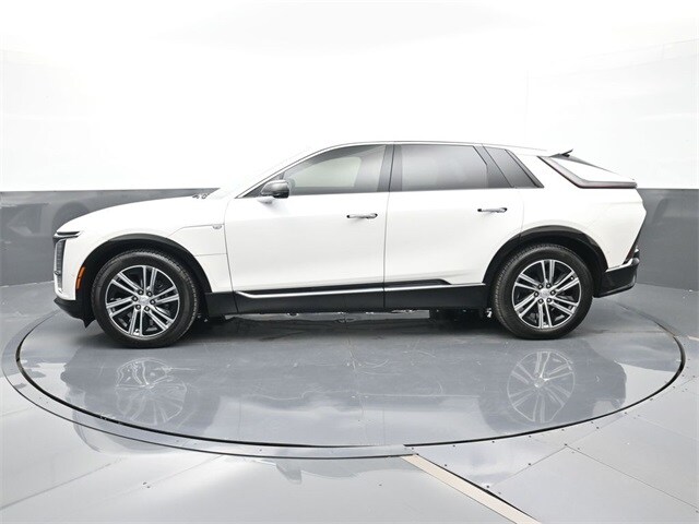 2025 Cadillac Lyriq Luxury photo 2