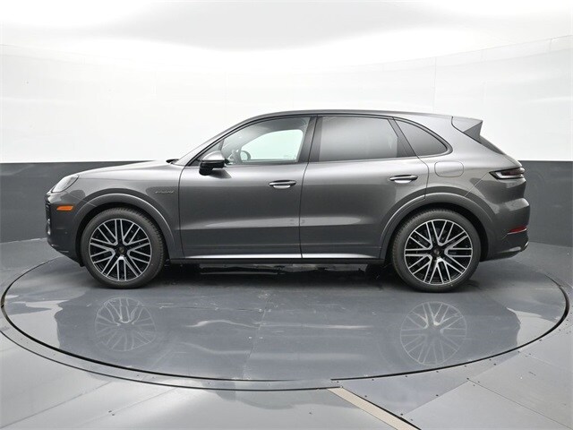 2025 Porsche Cayenne E-Hybrid Turbo photo 2