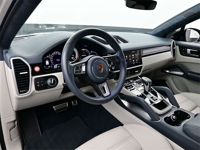 2023 Porsche Cayenne Coupe Turbo photo 2