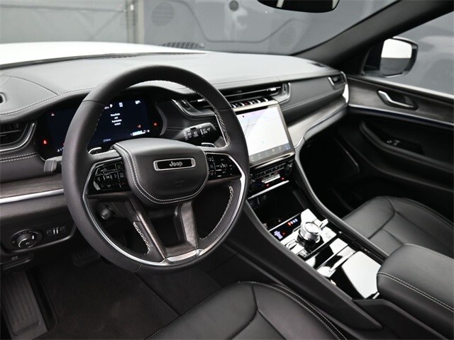 2024 Jeep Grand Cherokee Overland photo 4