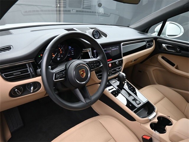 2025 Porsche Macan Base photo 4