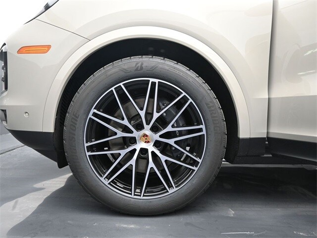 2025 Porsche Cayenne photo 3