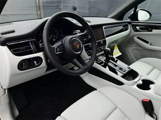 2026 Porsche Macan T photo 4