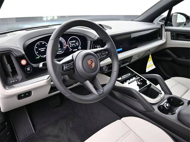 2025 Porsche Cayenne E-Hybrid photo 4