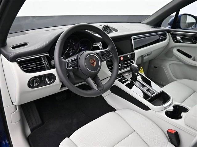 2026 Porsche Macan T photo 4