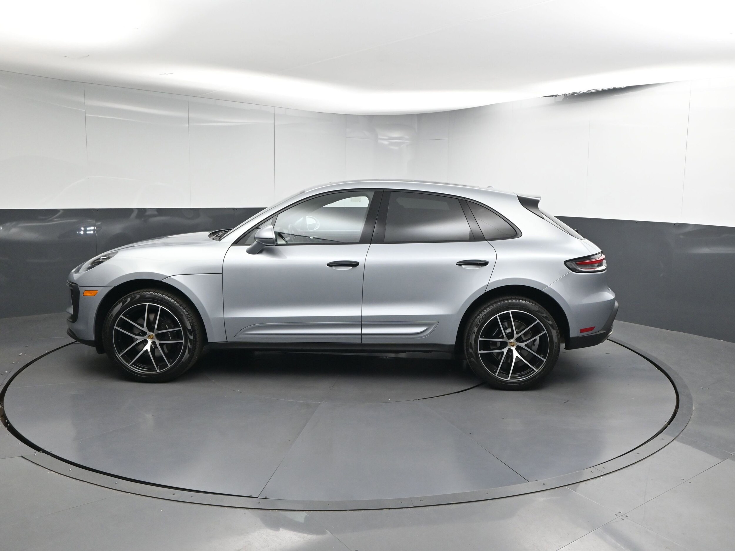 2023 Porsche Macan T photo 2