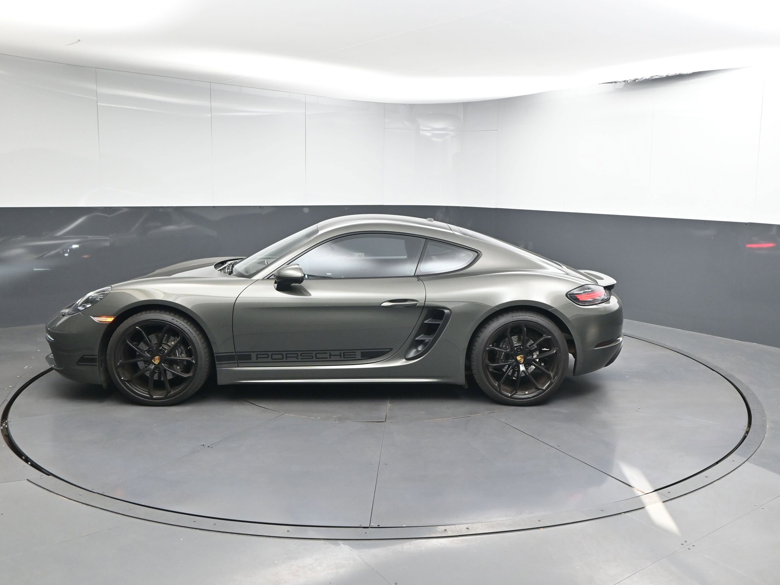 2024 Porsche Cayman photo 2