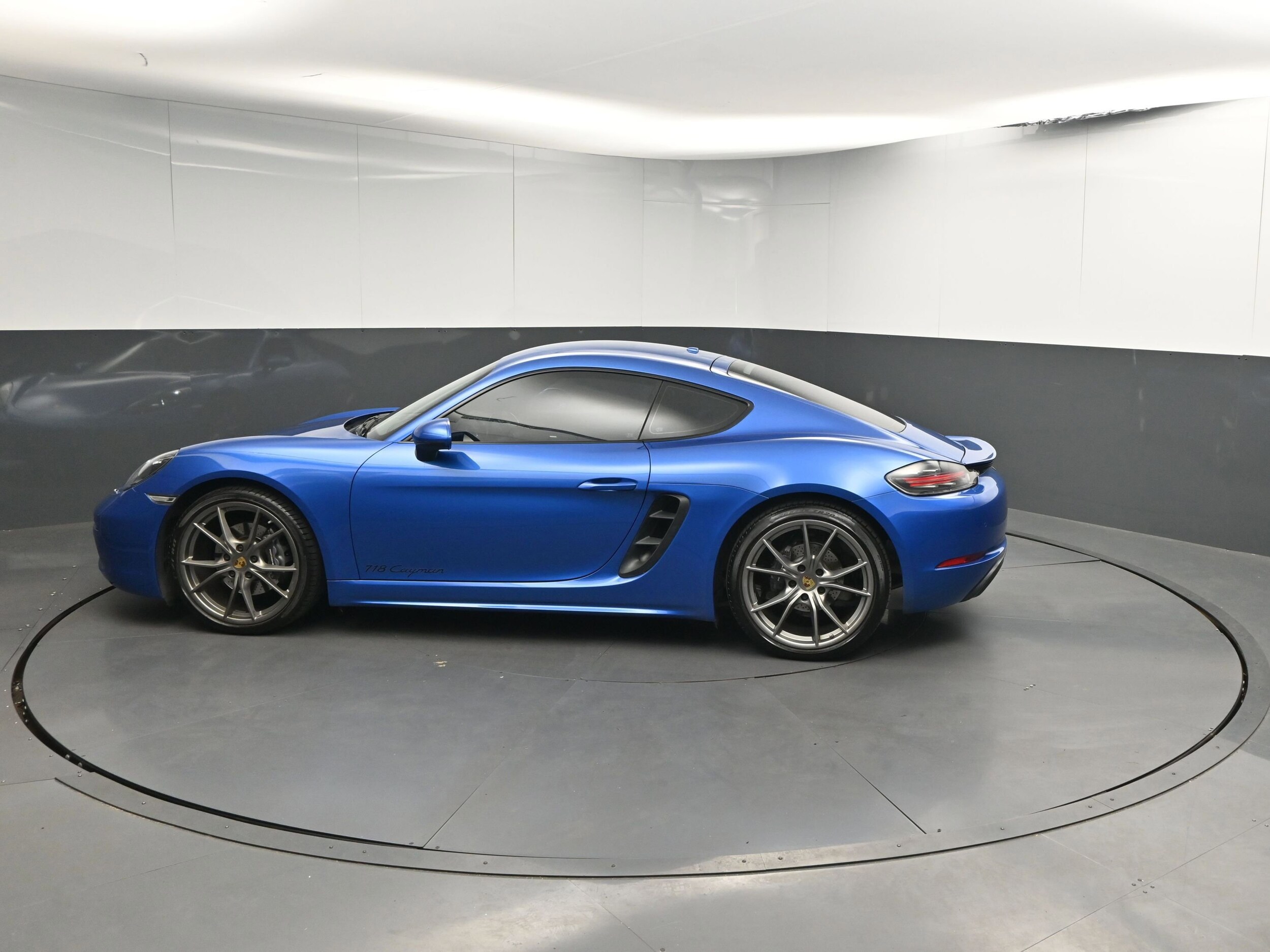2017 Porsche Cayman photo 2
