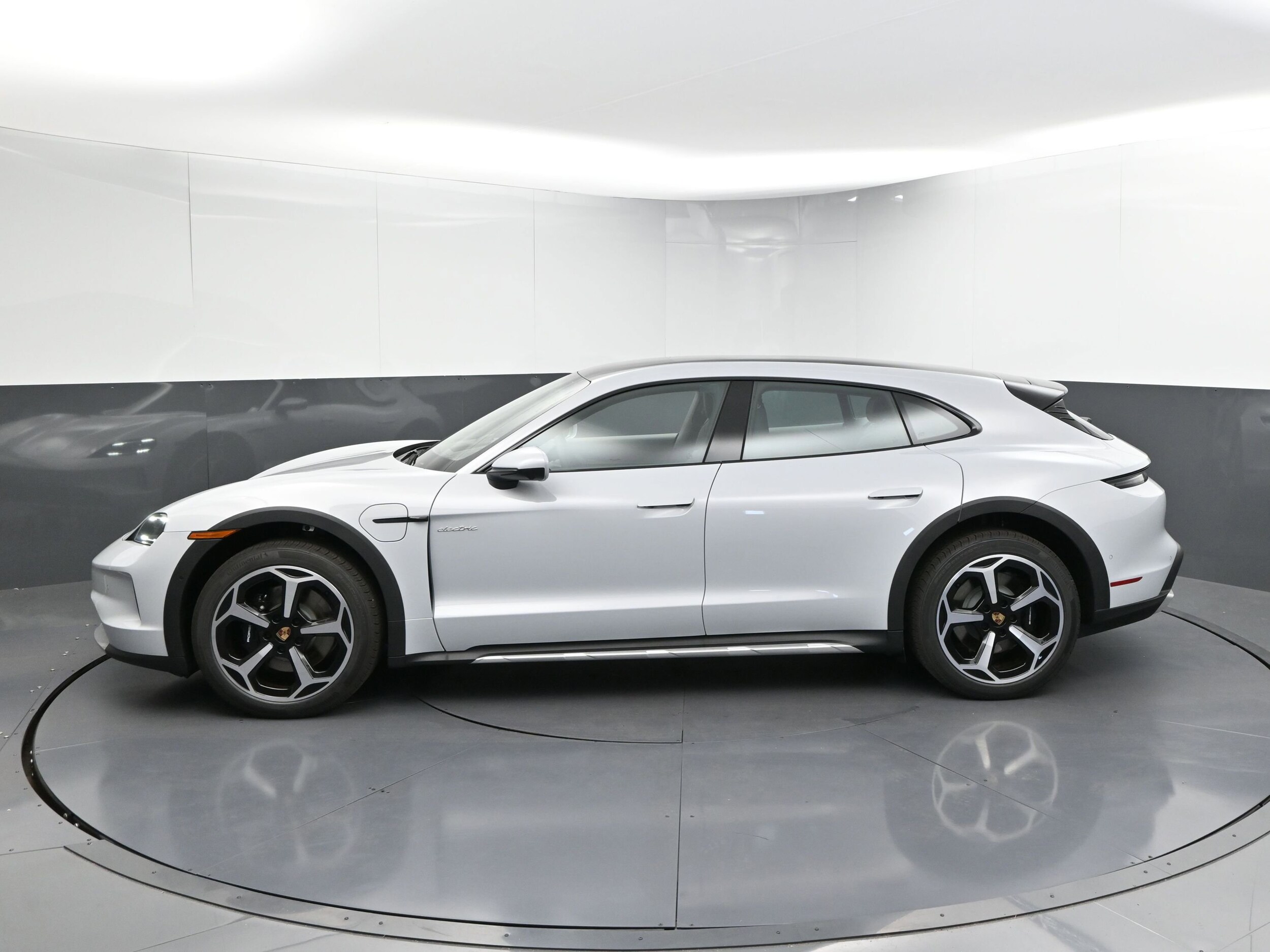 2025 Porsche Taycan 4S Cross Turismo photo 2