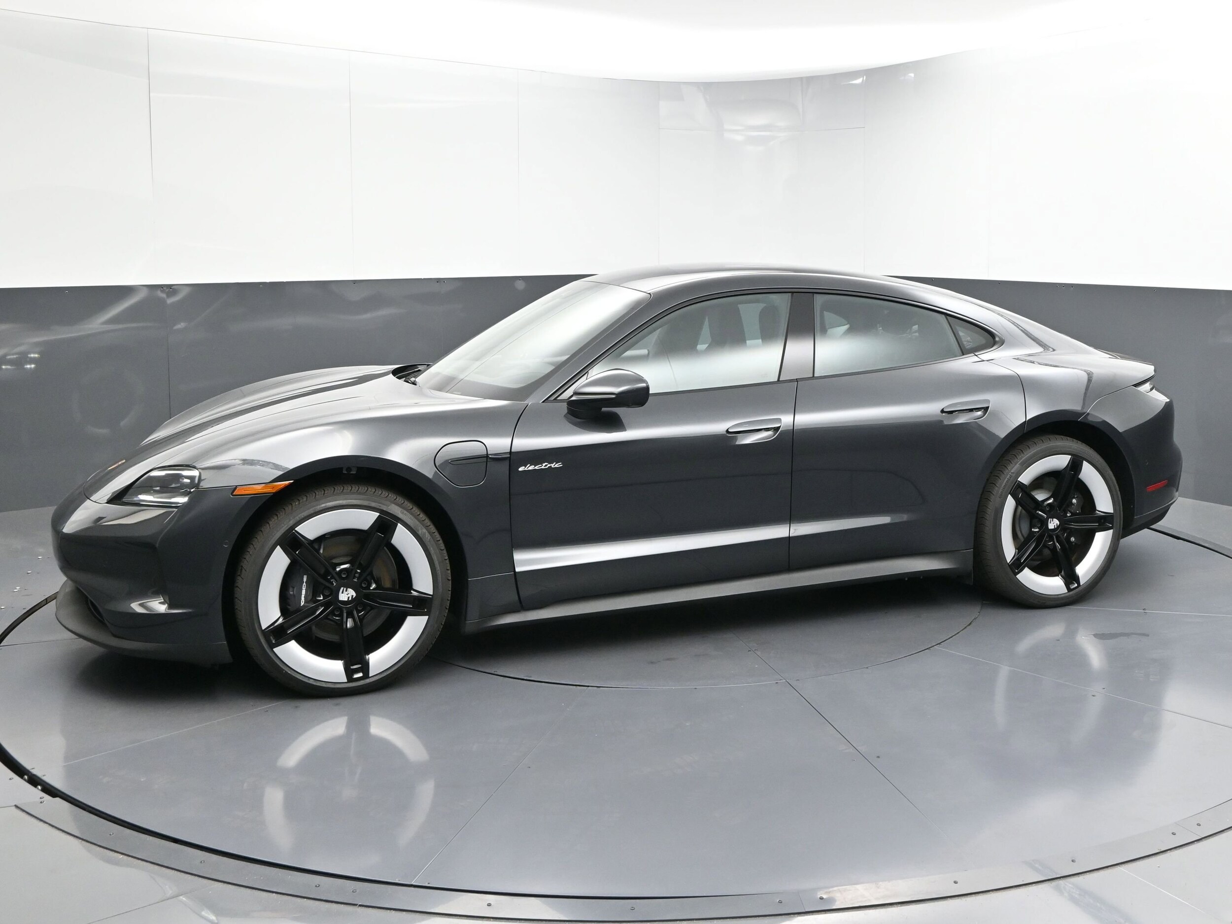 2025 Porsche Taycan photo 4