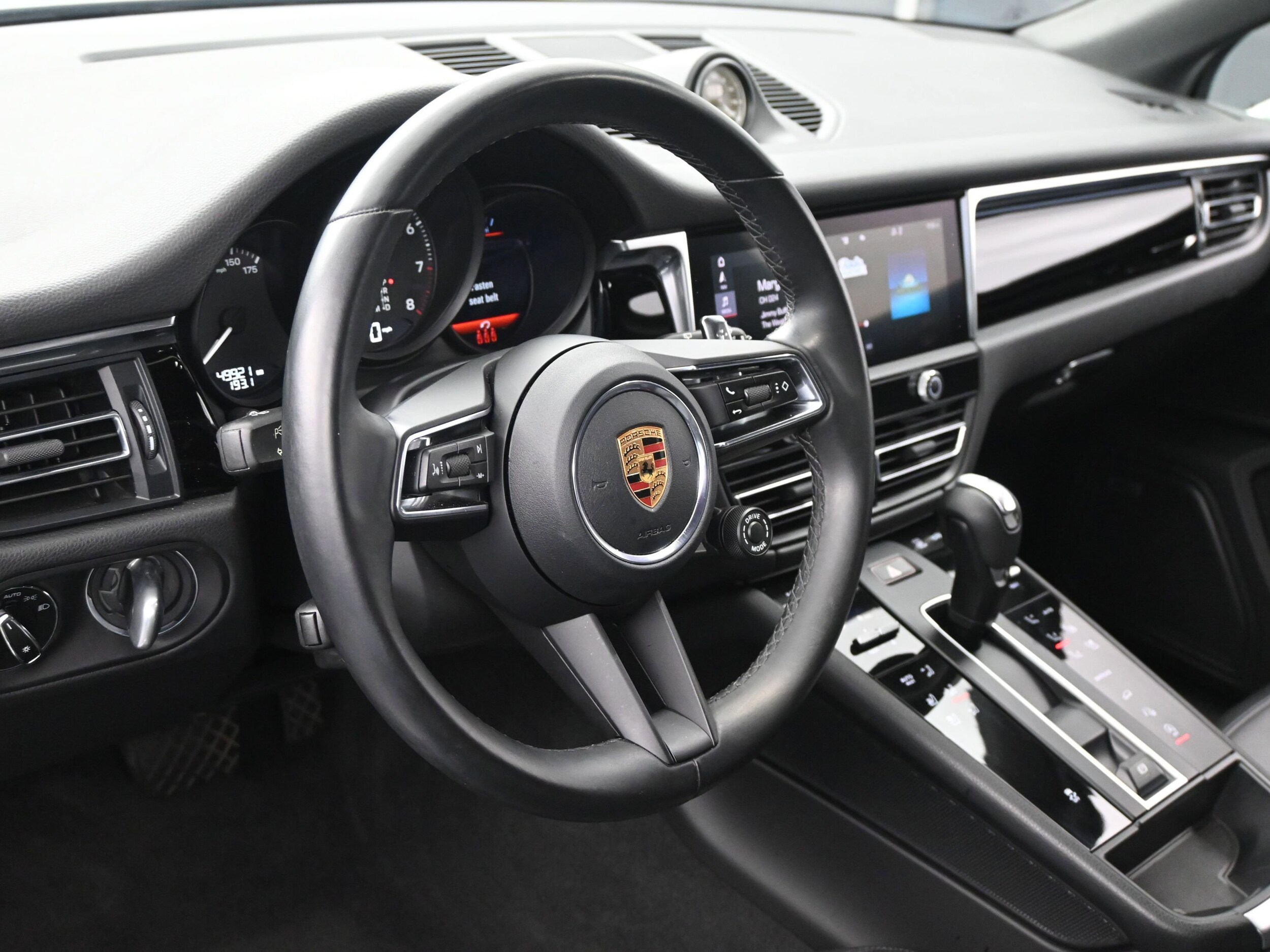 2023 Porsche Macan T photo 3