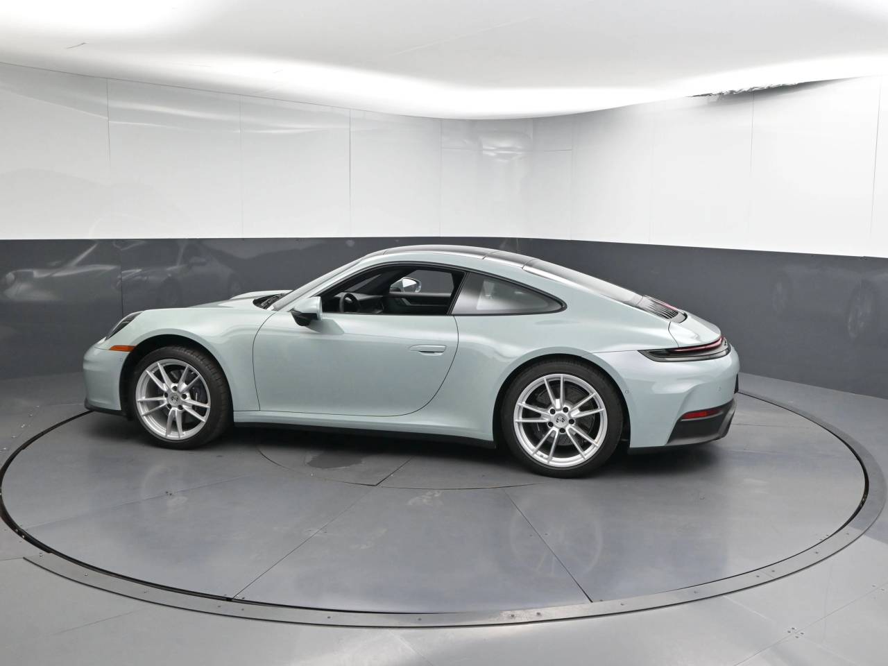 2025 Porsche 911 photo 2