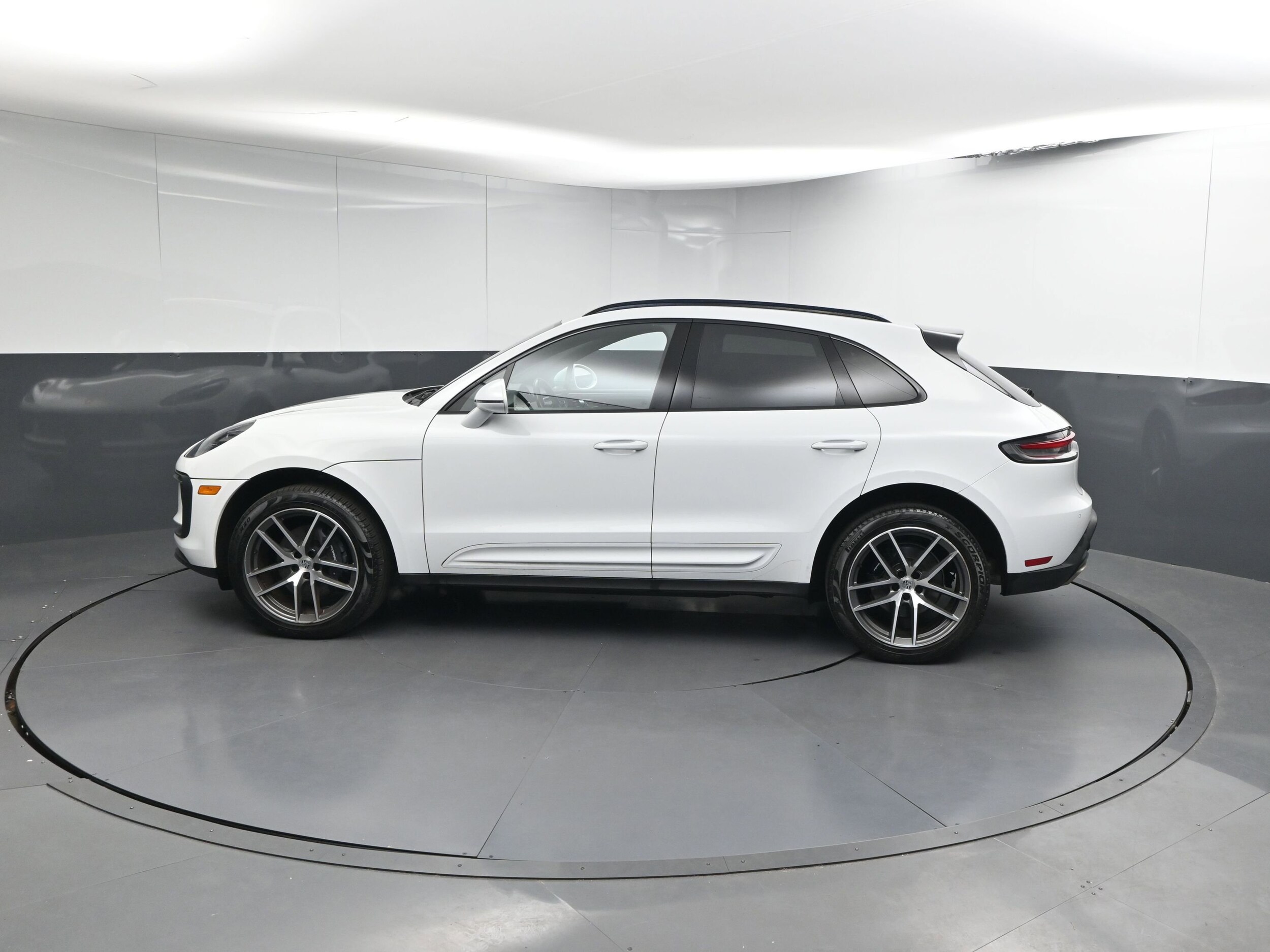 2022 Porsche Macan photo 2