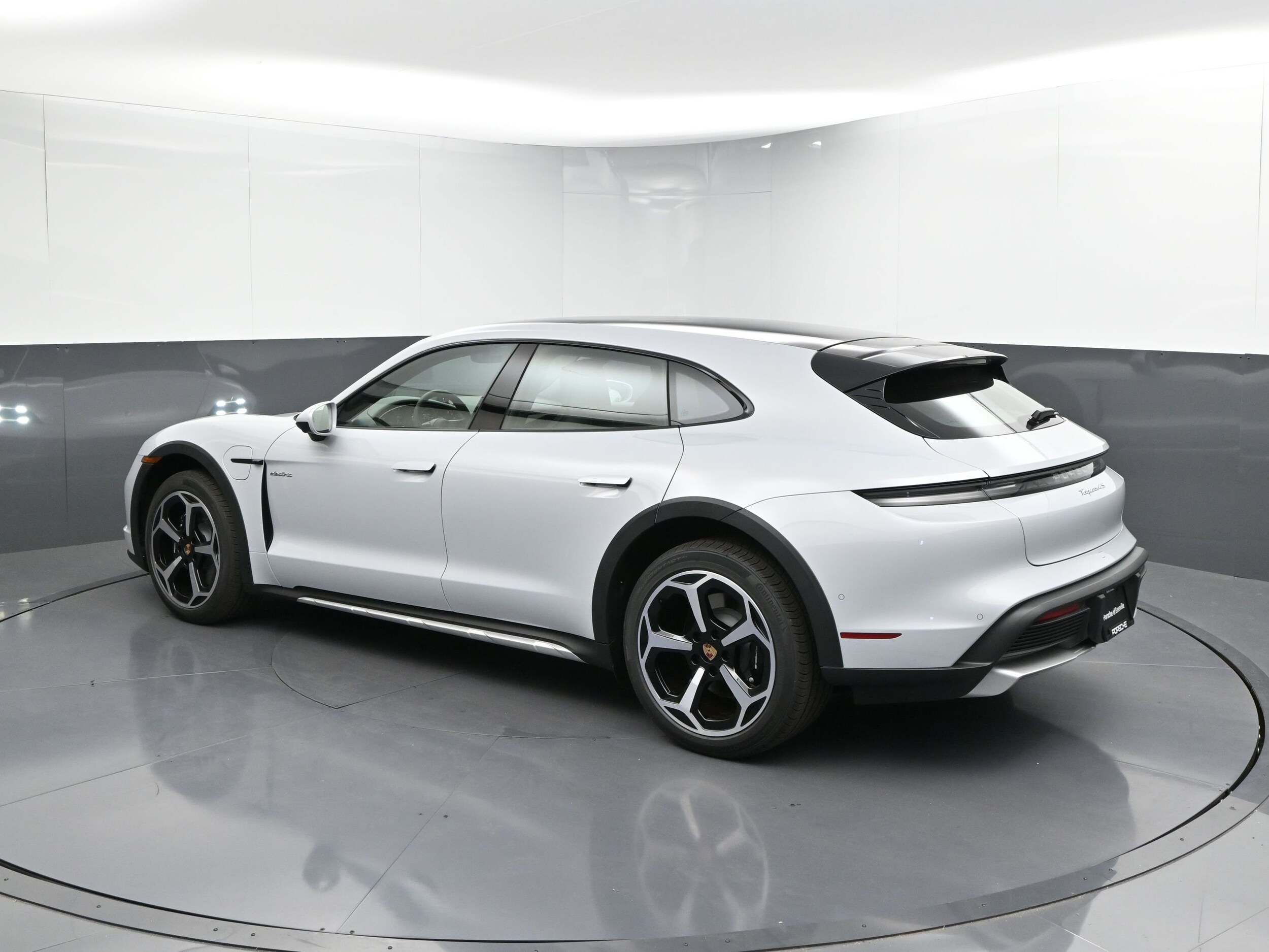 2025 Porsche Taycan 4S Cross Turismo photo 3