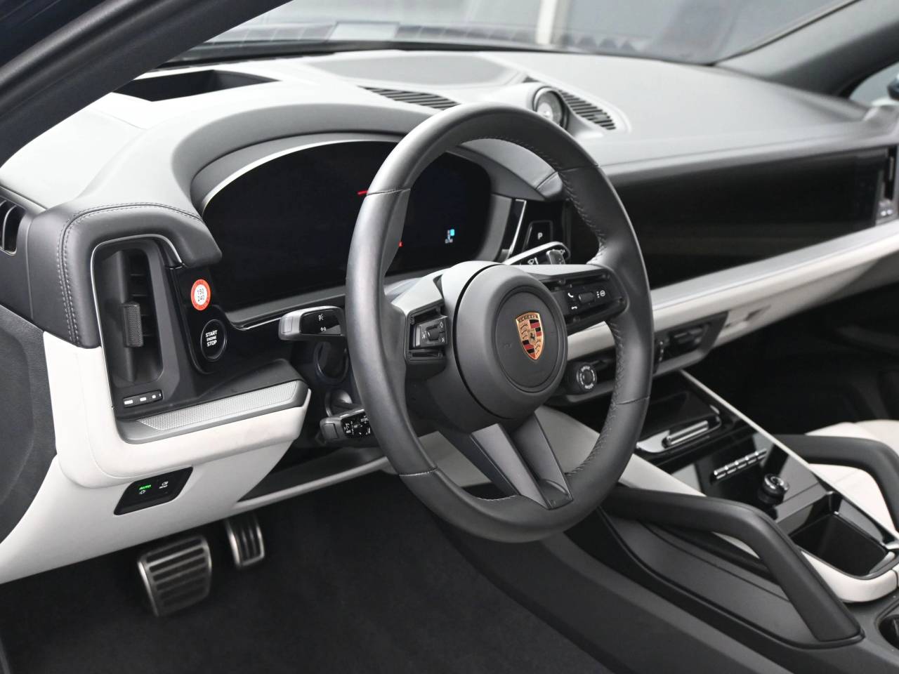 2025 Porsche Cayenne S E-Hybrid photo 4
