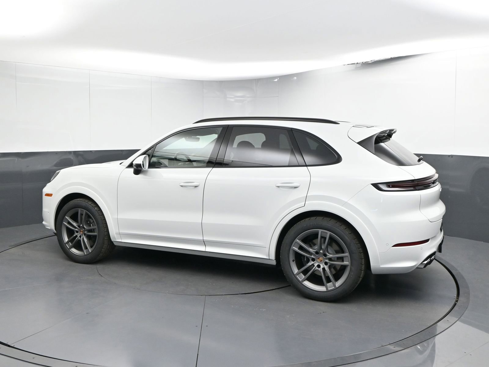 2025 Porsche Cayenne photo 3