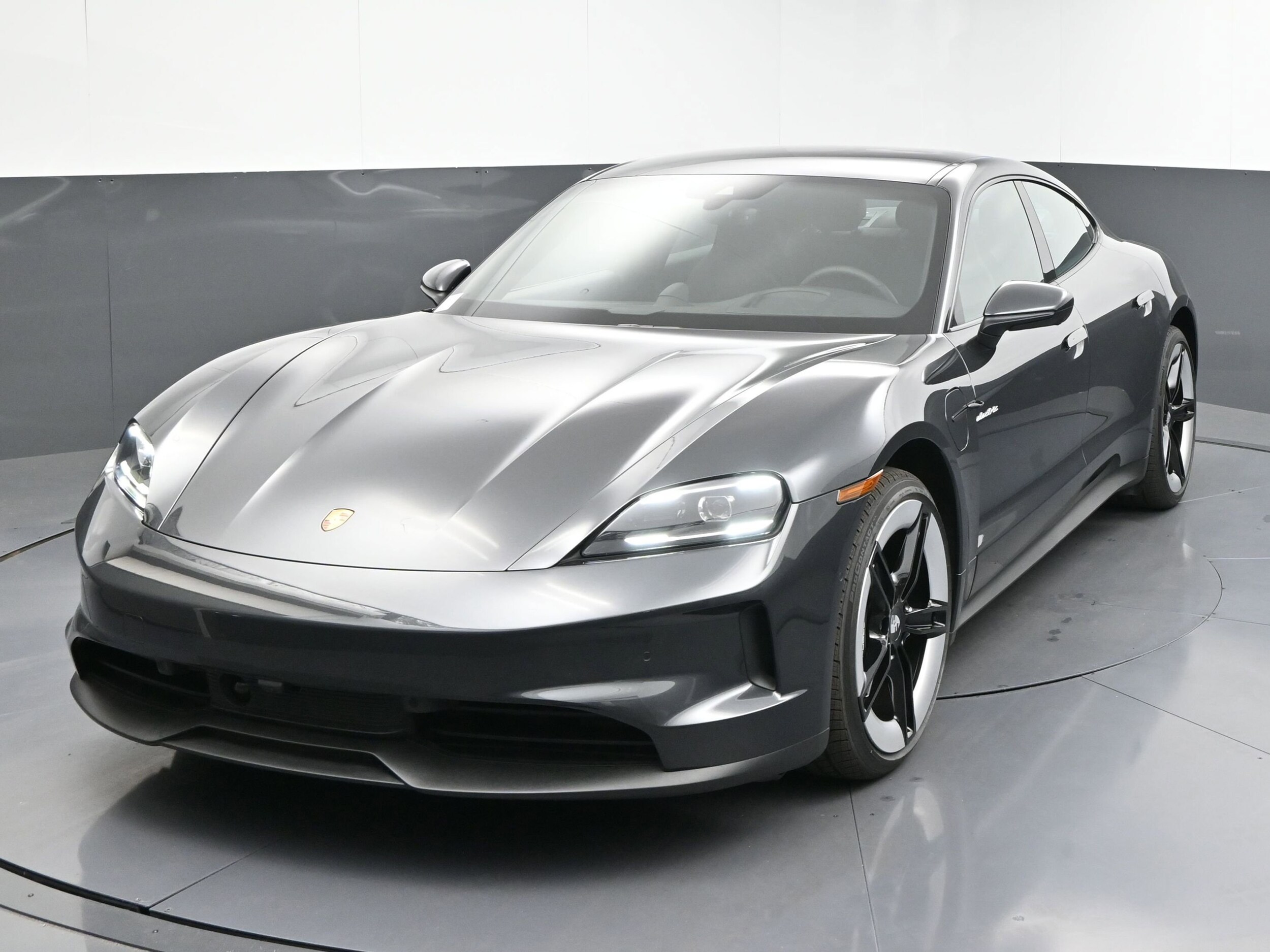 2025 Porsche Taycan photo 3