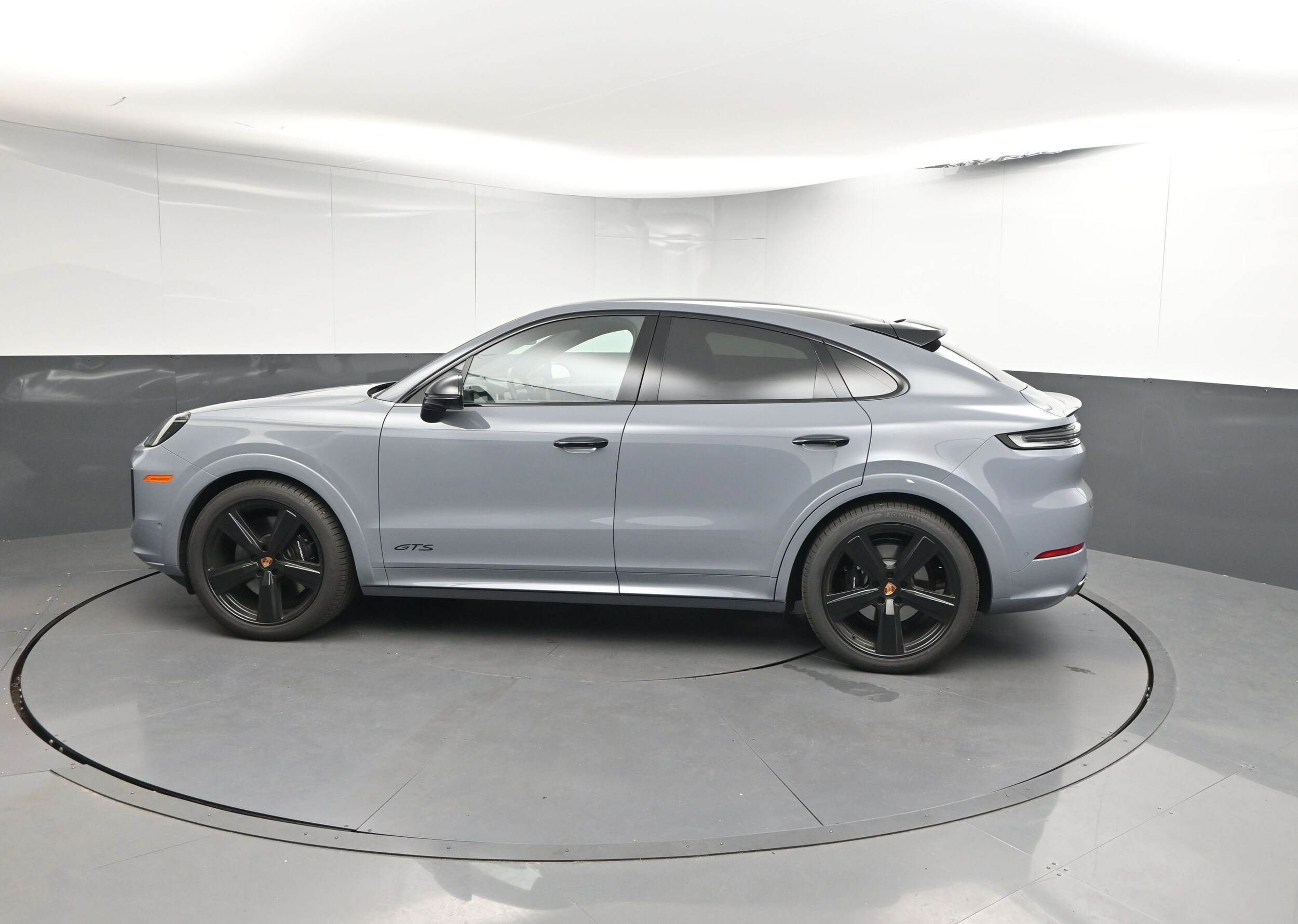 2025 Porsche Cayenne GTS Coupe photo 2