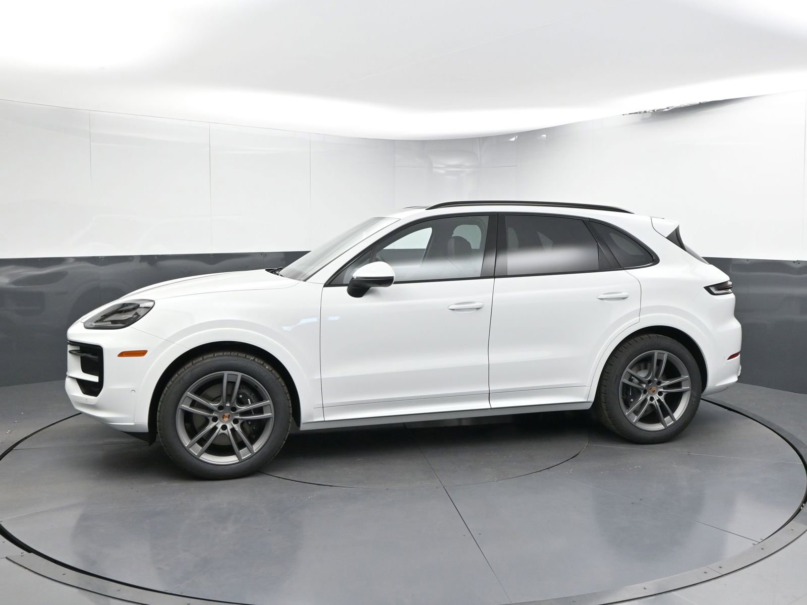 2025 Porsche Cayenne photo 2