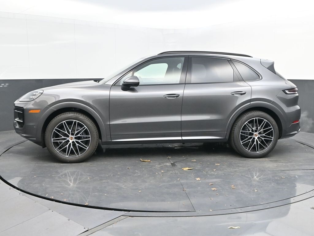 2025 Porsche Cayenne Base photo 2