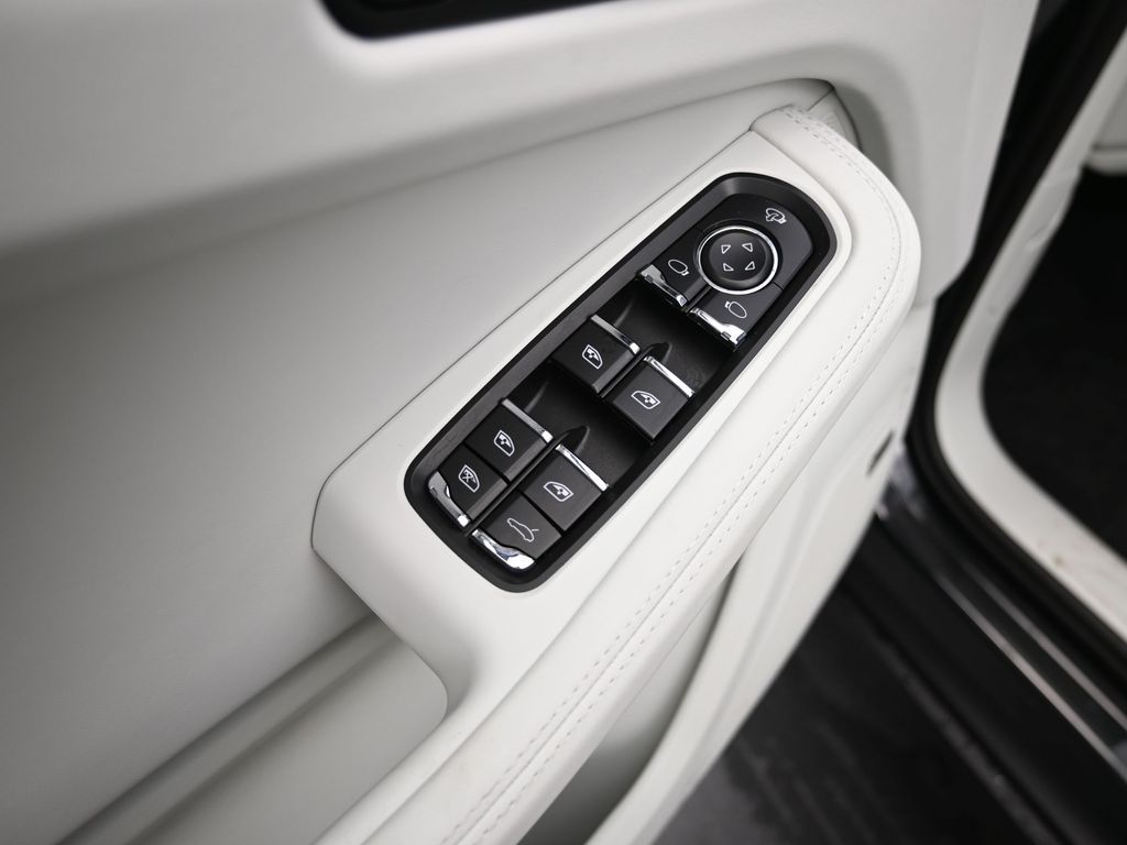 2025 Porsche Macan - Photo 11