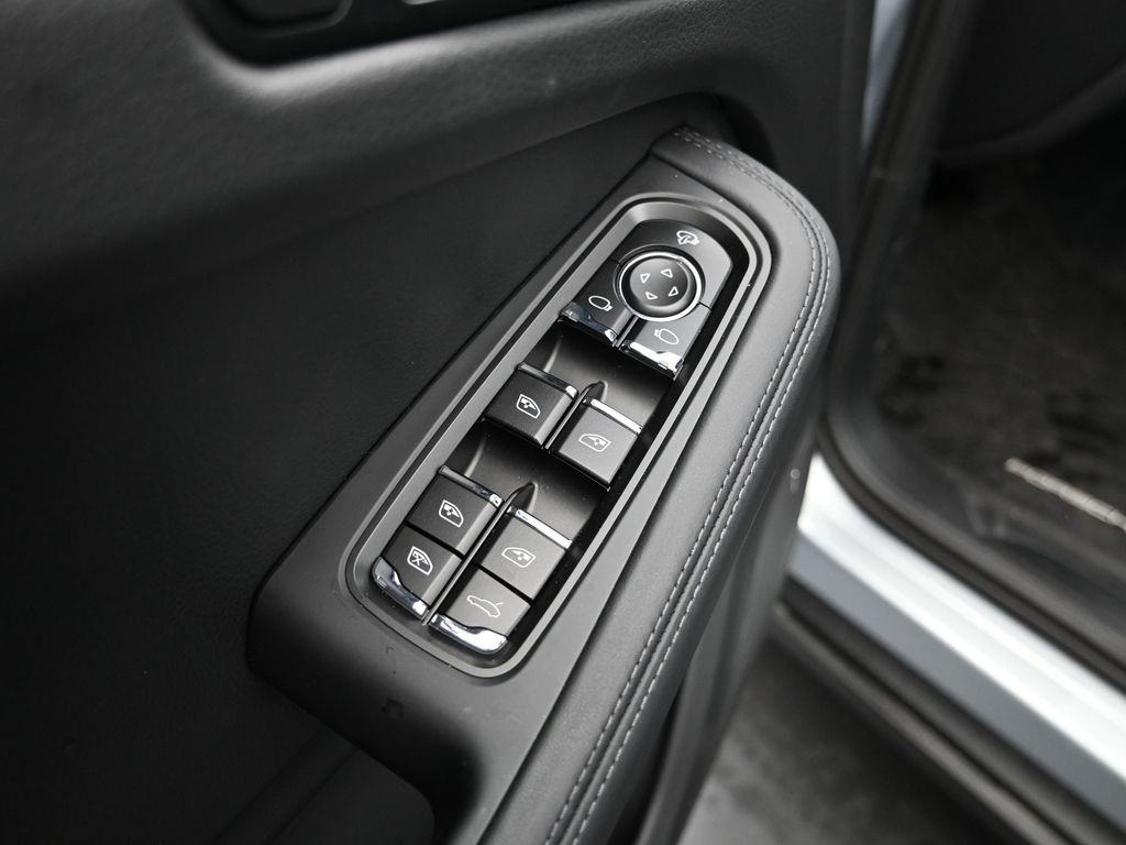 2026 Porsche Macan - Photo 11