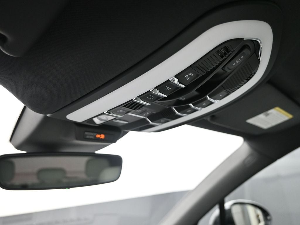 2025 Porsche Macan - Photo 17