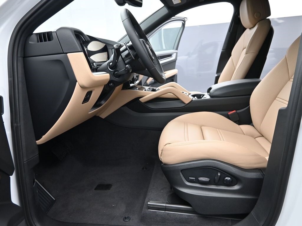 2025 Porsche Cayenne Coupe photo 4