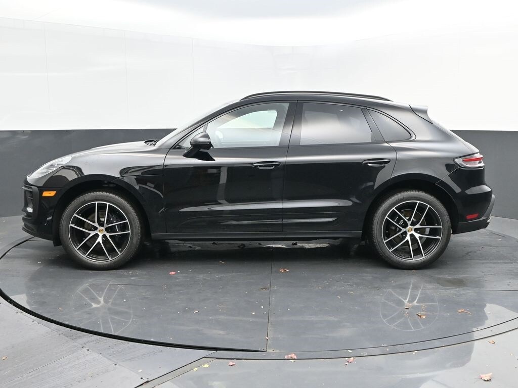 2025 Porsche Macan Base photo 2