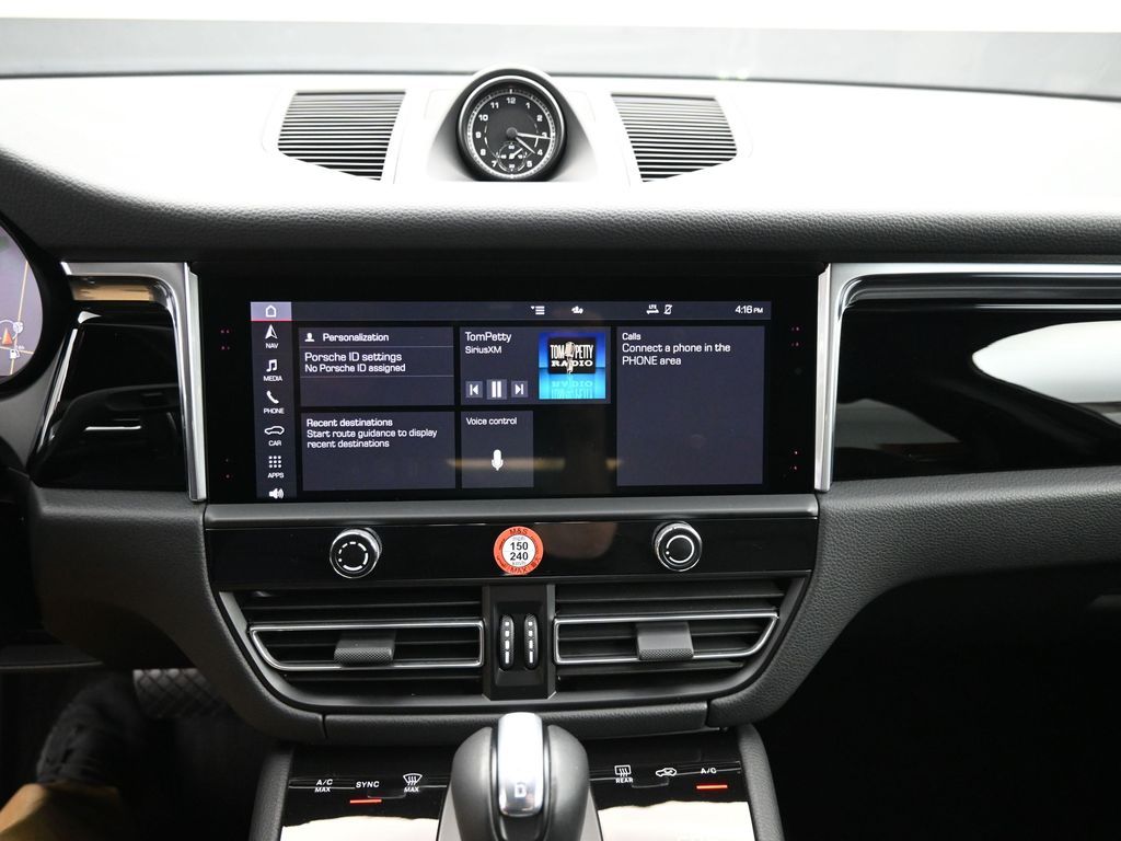 2025 Porsche Macan - Photo 15