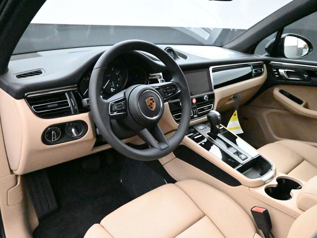 2025 Porsche Macan T photo 4