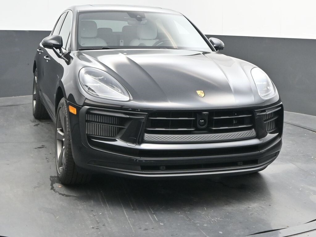 2025 Porsche Macan S photo 2
