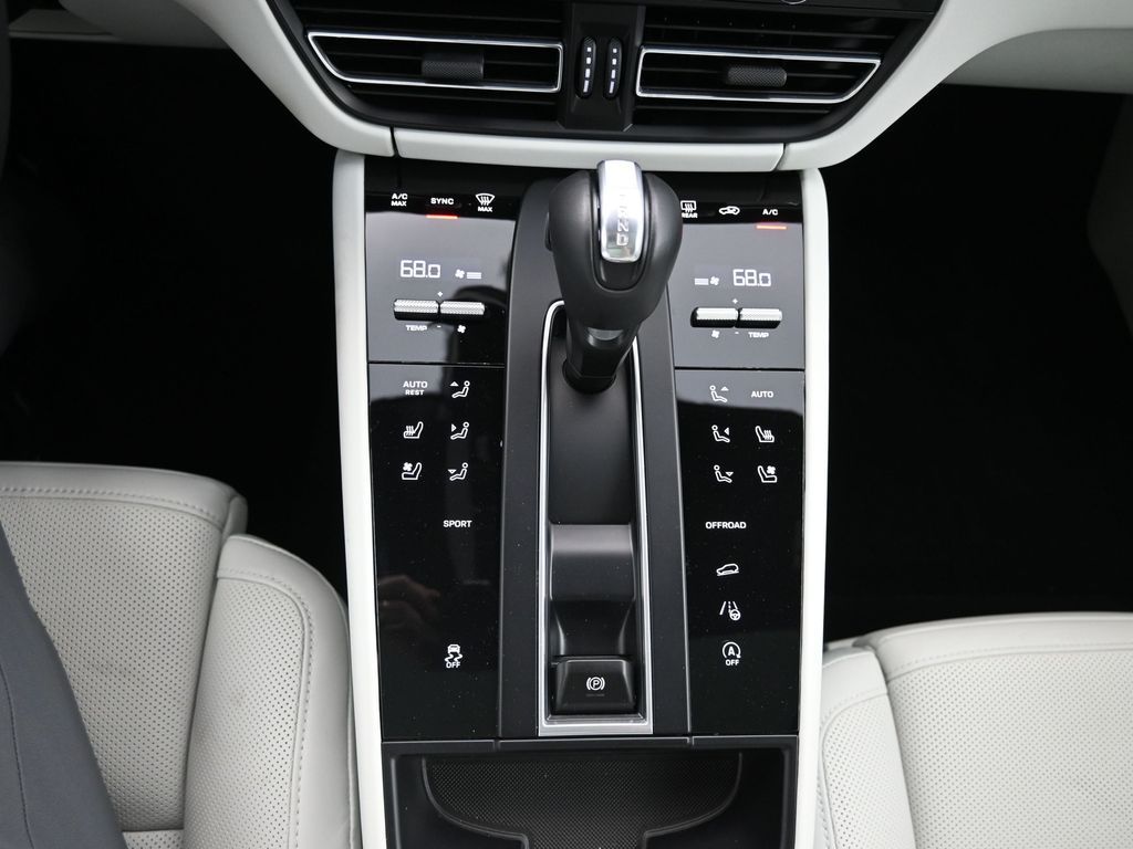 2025 Porsche Macan - Photo 18