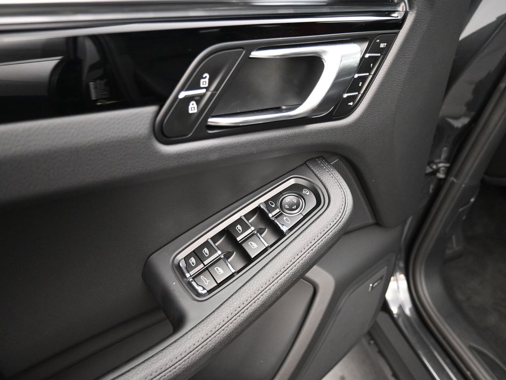 2025 Porsche Macan - Photo 11
