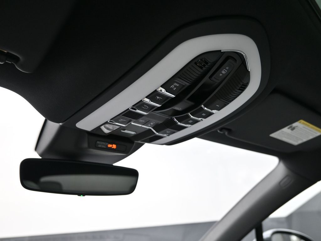 2025 Porsche Macan - Photo 18