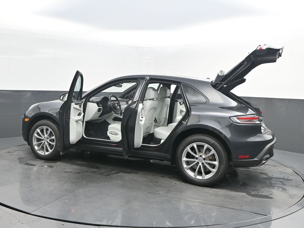 2025 Porsche Macan - Photo 42