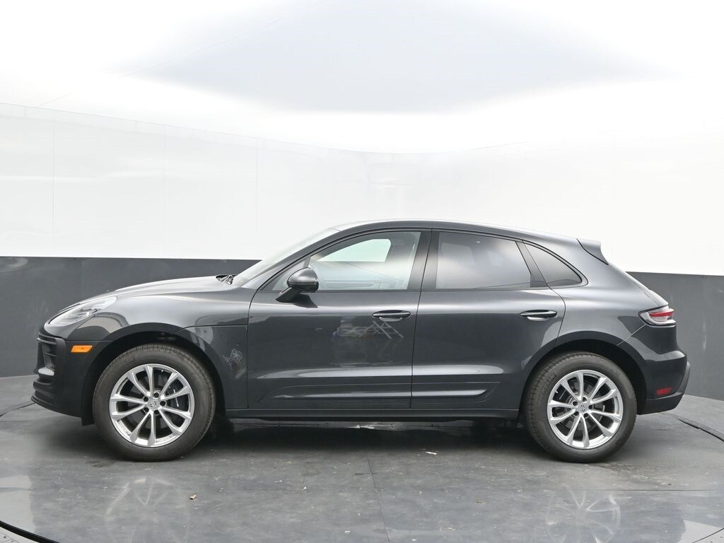 2025 Porsche Macan T photo 4