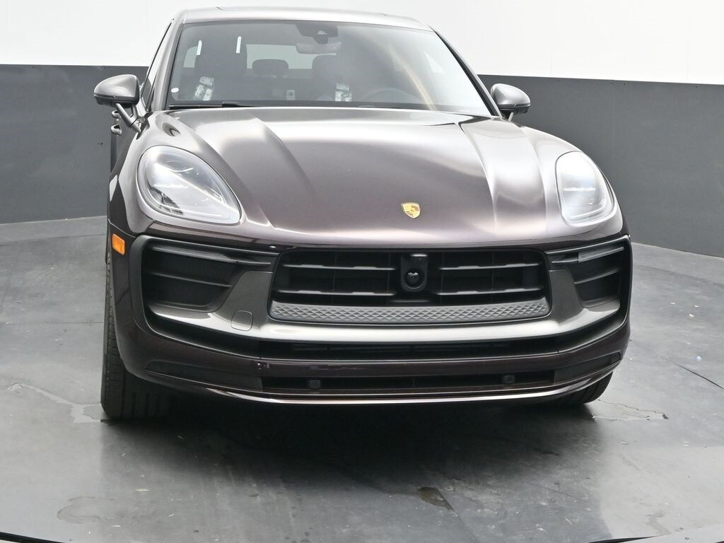 2025 Porsche Macan T photo 2