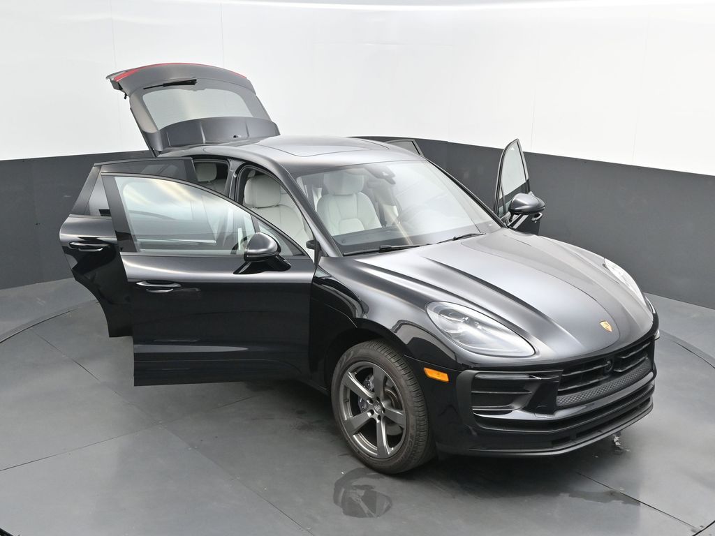 2025 Porsche Macan - Photo 37