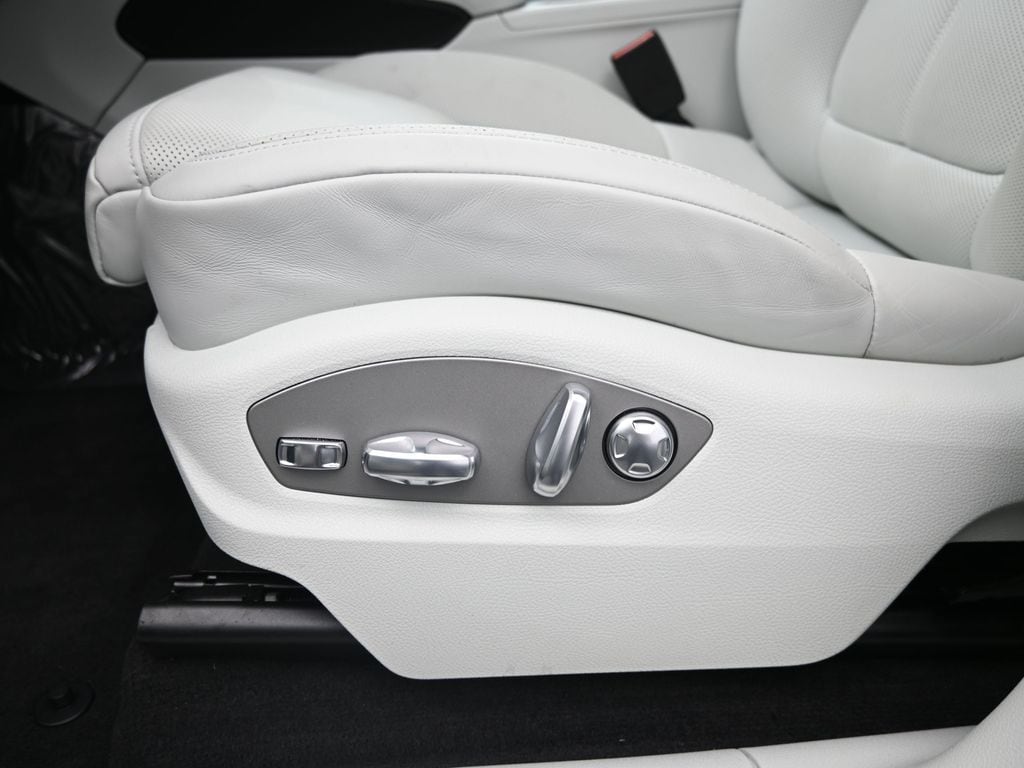 2025 Porsche Macan - Photo 13
