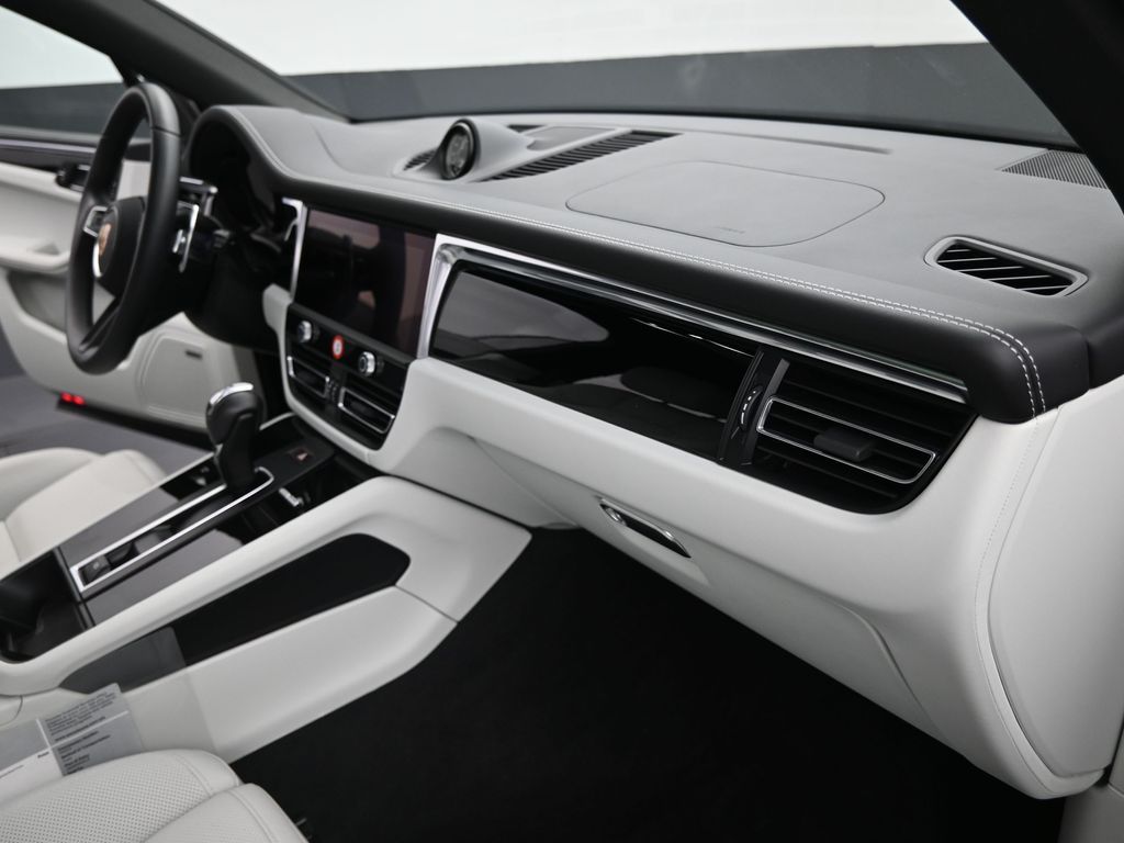 2025 Porsche Macan - Photo 21