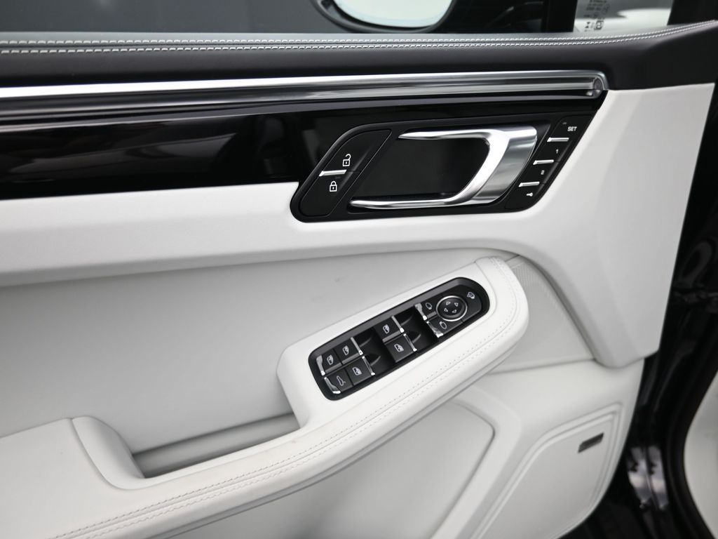 2025 Porsche Macan - Photo 11