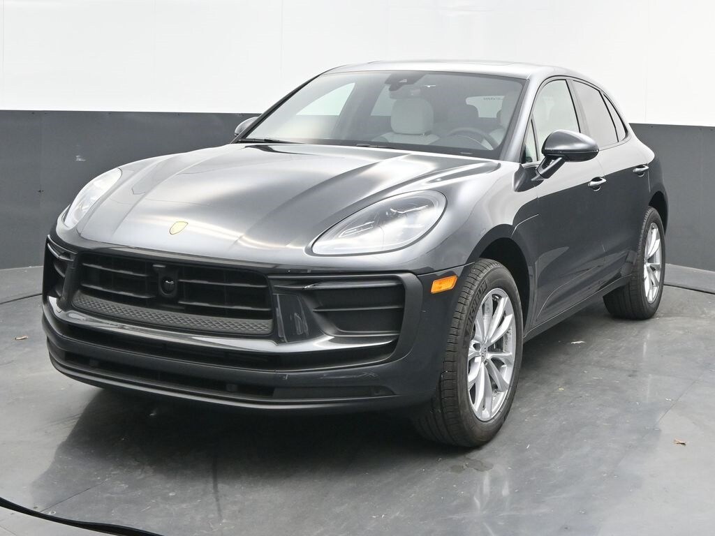 2025 Porsche Macan T photo 3