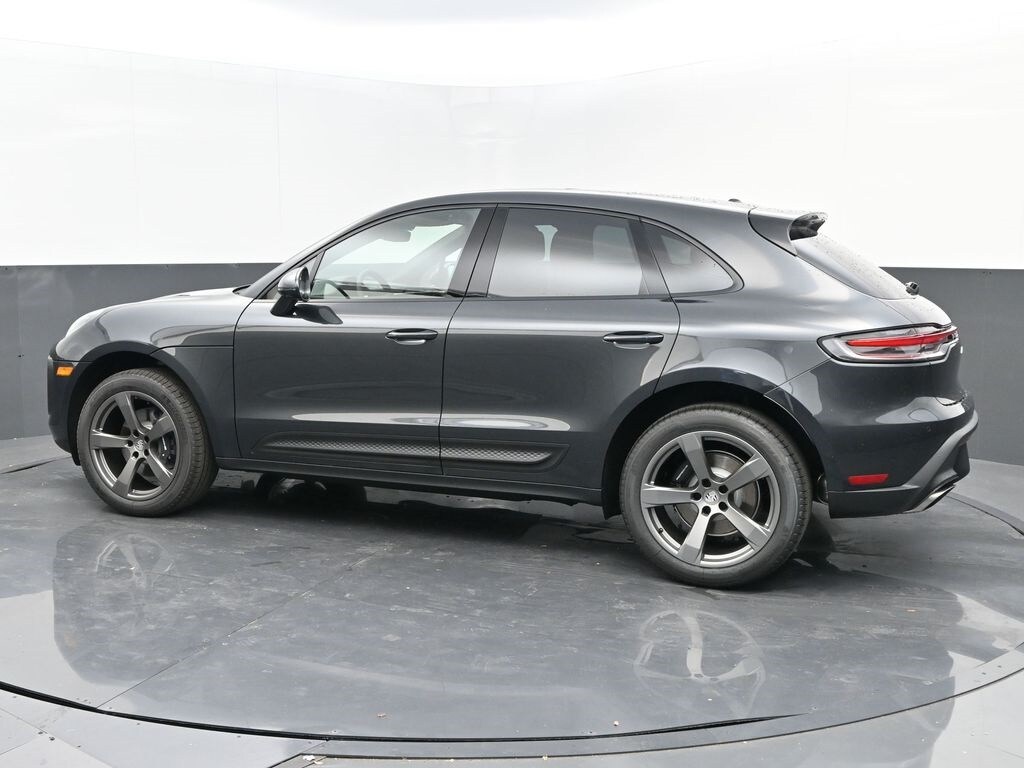 2025 Porsche Macan Base photo 3