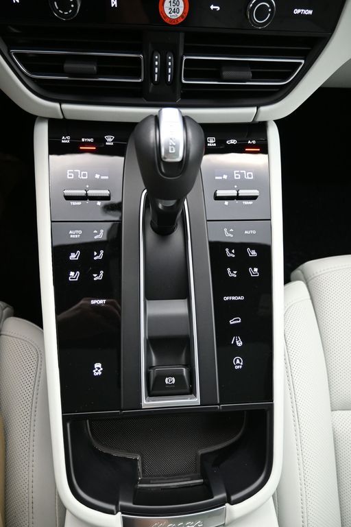 2025 Porsche Macan - Photo 16